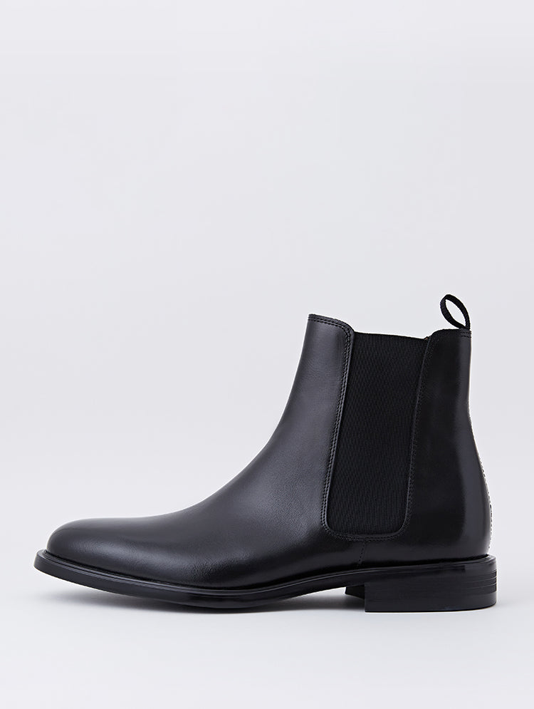 Pointed black hot sale chelsea boots